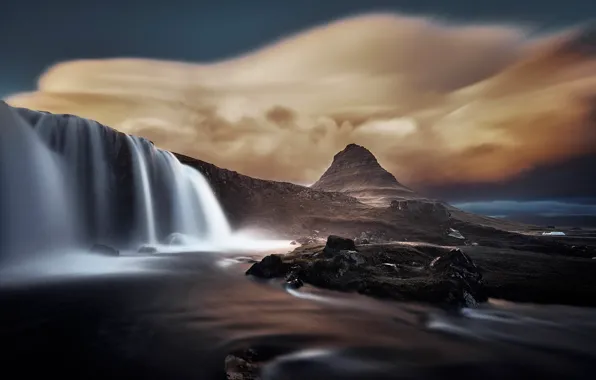Обои водопад, Исландия, Киркьюфетль, тучи, гора