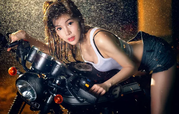 Обои азиатка, дождь, мотоцикл, шорты, взгляд, поза