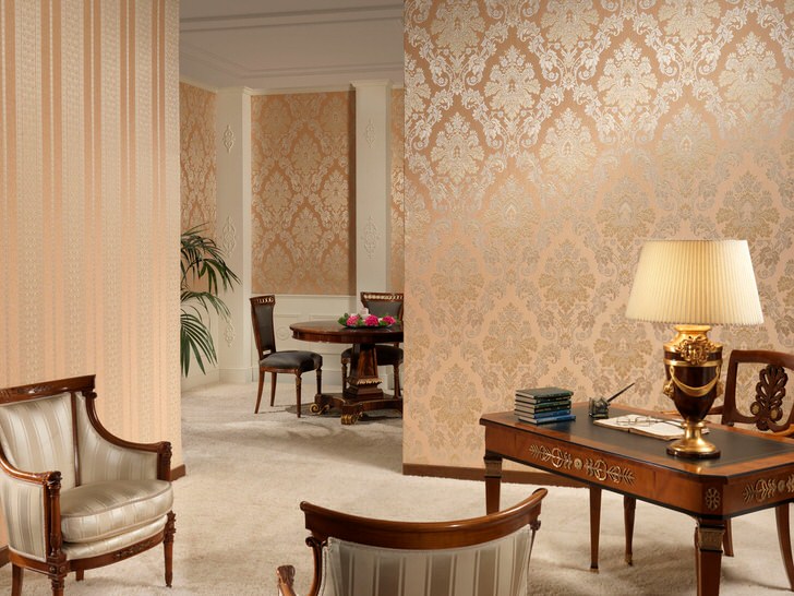 Строгая полоска и витиеватые узоры золотого цвета, на нежно-персиковых обоях в рабочем кабинете в барокко стиле.