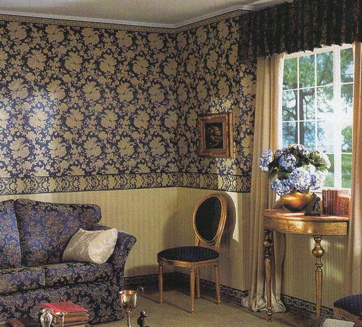 Темно-синие цвета в гостиной барокко. Узор на обоях перекликается с орнаментом на обивке дивана.