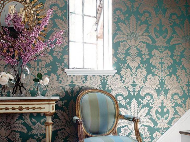 Нежно-голубые тона с узорами золотого цвета. Мебель с резными ручками, окантовка зеркала выполнены в лучших традициях барокко стиля.