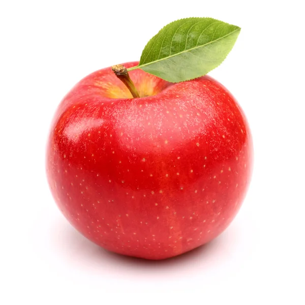 Красное яблоко с листьями — стоковое фото