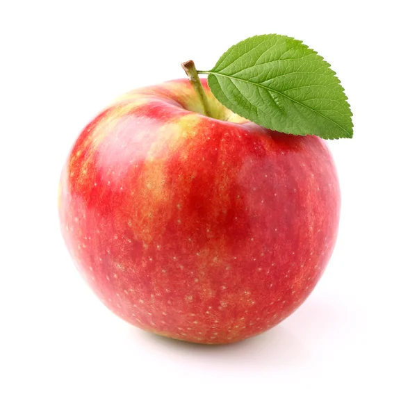 Спелое яблоко с листьями — стоковое фото