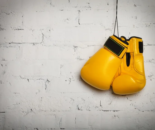 Пара боксерских перчаток, висящих на стене — стоковое фото