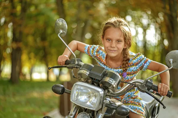 Жизнерадостная девочка на старый велосипед — стоковое фото