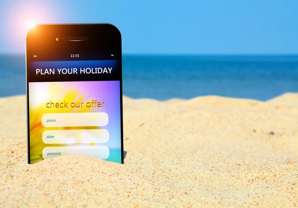 Мобильный телефон с праздником переполох на пляже — стоковое фото