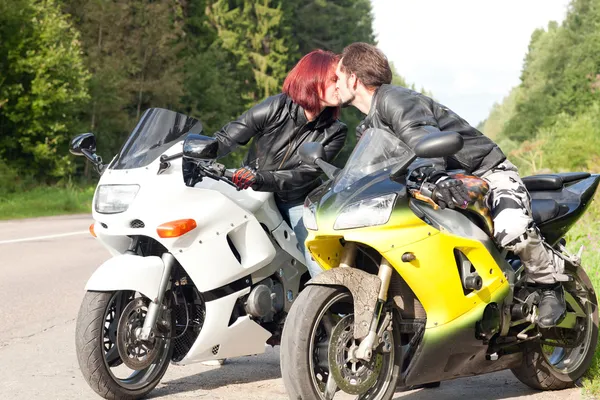Мужчина и женщина на мотоциклах — стоковое фото
