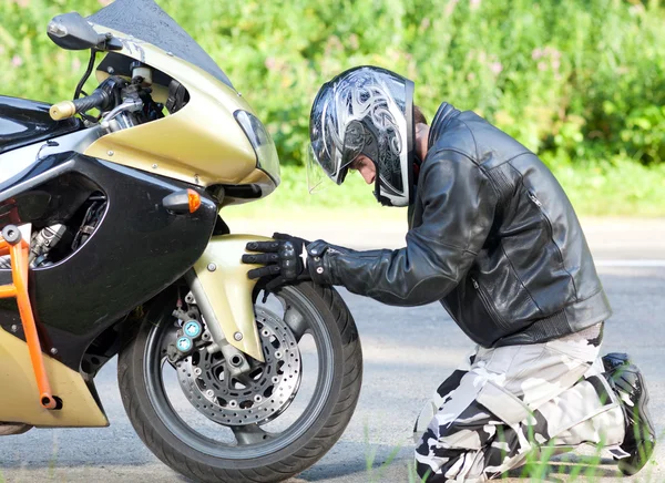Мужчина возле мотоцикле — стоковое фото