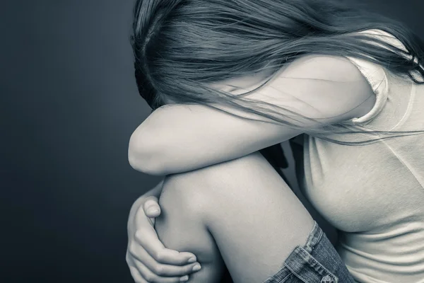 Sad teenage girl crying — стоковое фото