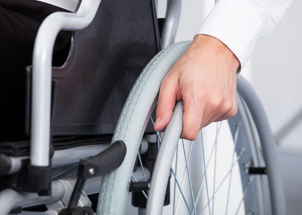 Бизнесмен на инвалидной коляске — стоковое фото