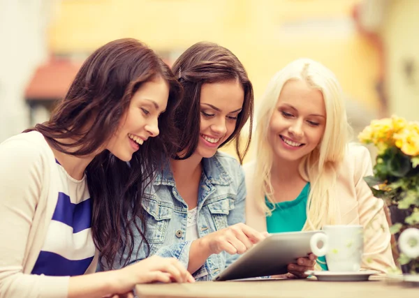Три красивые девушки, глядя на планшетных ПК в кафе — стоковое фото