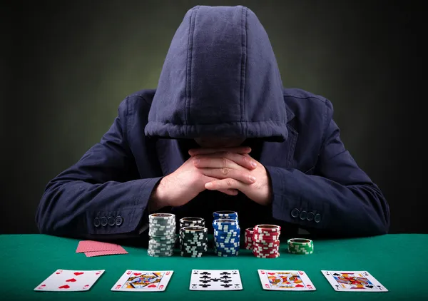Игрок в покер на черном фоне Стоковое Фото