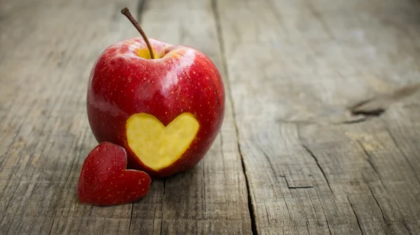 Apple с гравировкой сердца — стоковое фото