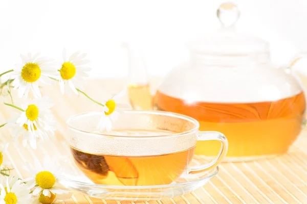 Чашка с травяной ромашковый чай — стоковое фото