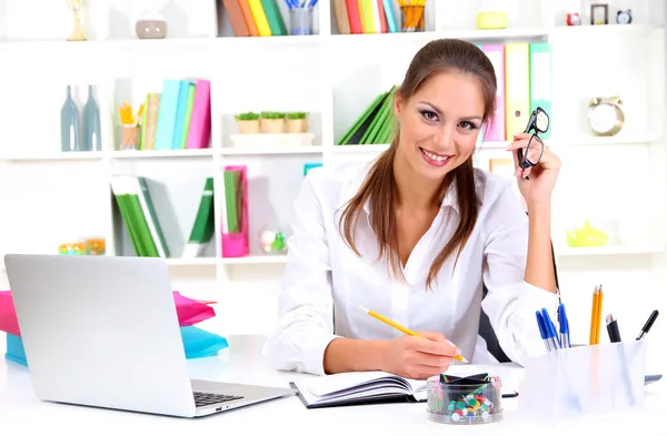 Молодые красивые бизнес-леди с ноутбуком в офисе — стоковое фото
