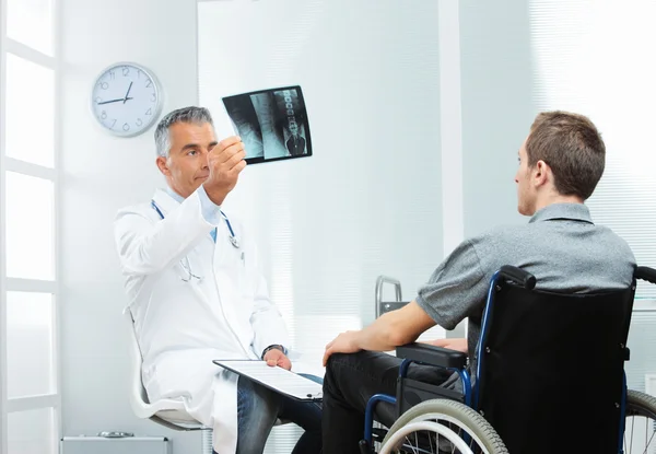 Инвалидов молодой человек в офисе доктора — стоковое фото