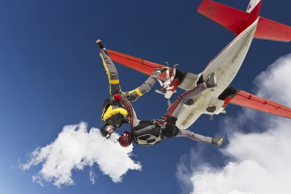 Делающая затяжные прыжки с парашютом фотография — стоковое фото