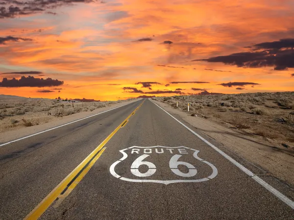 Маршрут 66 тротуар знак восход солнца пустыни Мохаве — стоковое фото