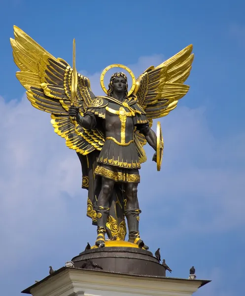 Архангел Михаил покровителя Киева в независимости площадь, k — стоковое фото