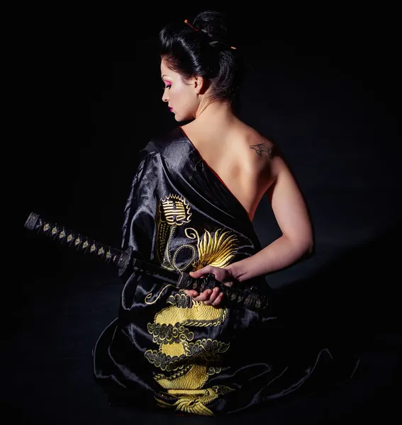 Женщина с Японией Катана меч в руках Лицензионные Стоковые Изображения