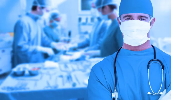 Доктор стоит в операционной комнате — стоковое фото