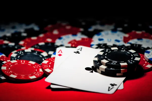 Пара тузов и фишки для покера Лицензионные Стоковые Фото