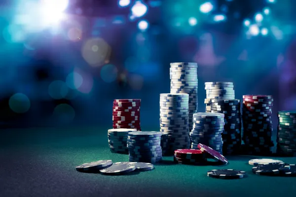 Покерные фишки на игровой стол Стоковое Фото