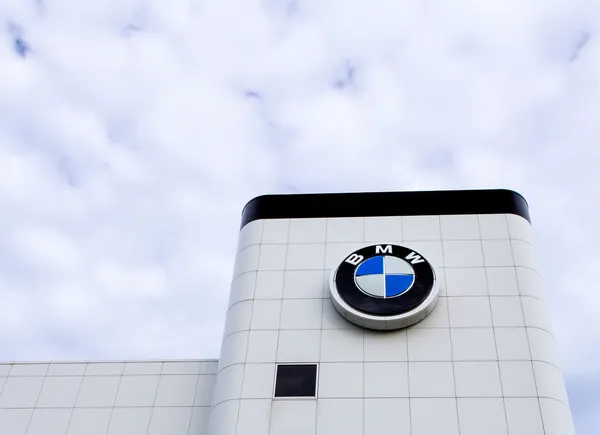 Экстерьер BMW автосалон — стоковое фото