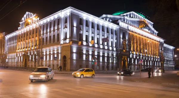 Здание банка России зажгли декоративного освещения — стоковое фото