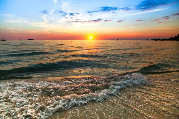 Закат по океану — стоковое фото