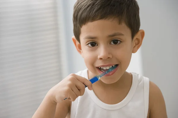 Испаноязычное мальчик чистки зубов — стоковое фото