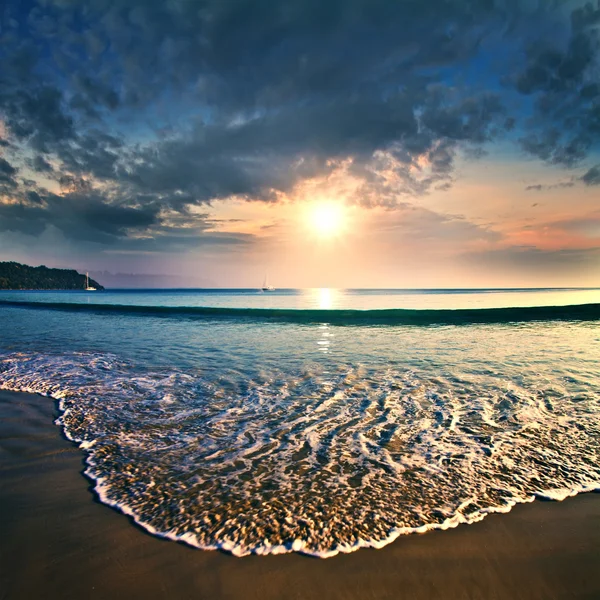 Летние море дизайн шаблона. Красивый закат на тропическом пляже с shorebreak и солнечного света на горизонте — стоковое фото