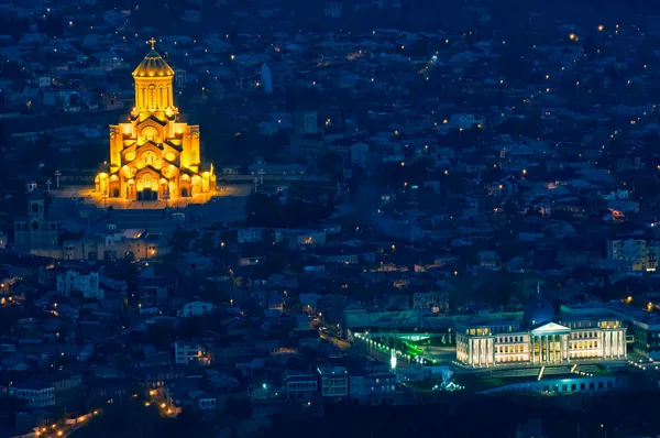 Кафедральный собор Святой Троицы в Тбилиси ночью — стоковое фото