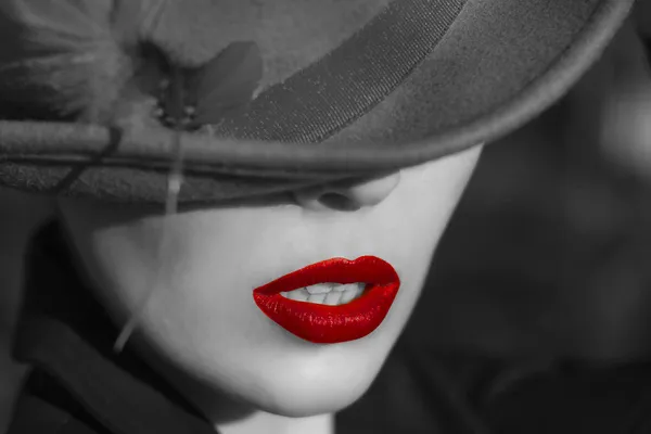 Женщина в шляпе. красные губы — стоковое фото
