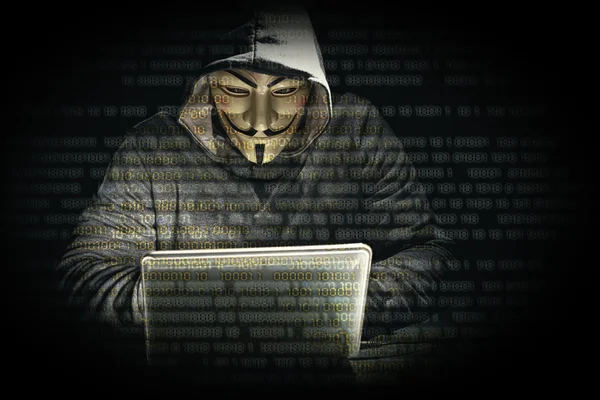 Хакер с маской — стоковое фото