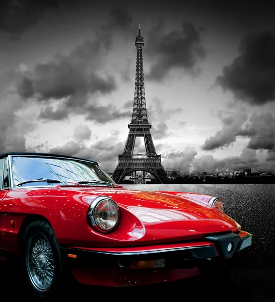 Эйфелева башня, Красный ретро автомобиль — стоковое фото