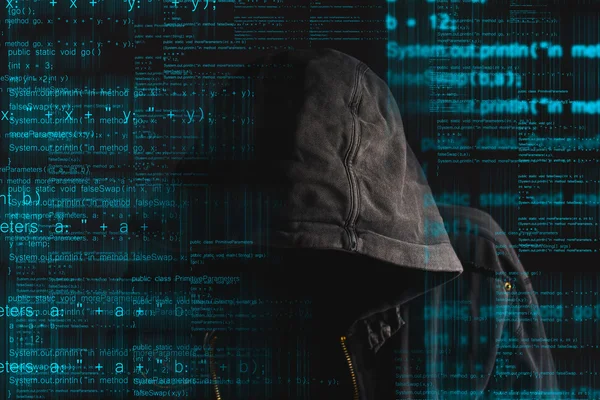 Безликий закрытый анонимный компьютерный хакер — стоковое фото