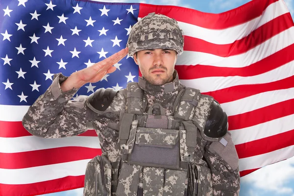 Солдат перед американским флагом Лицензионные Стоковые Изображения
