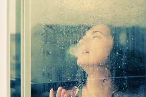 Женщина перед окном Лицензионные Стоковые Изображения