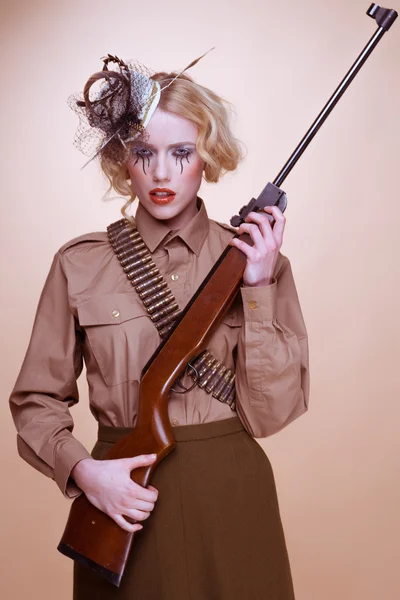 Модная девочка-скаут, держащая винтовку Стоковое Изображение