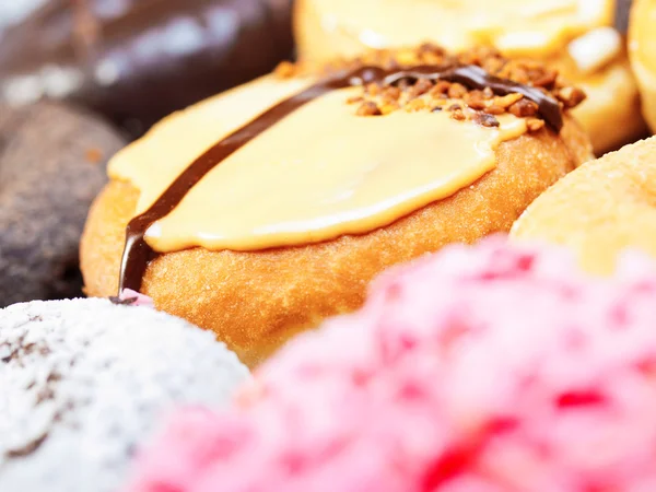 Сладкие вкусные пончики — стоковое фото