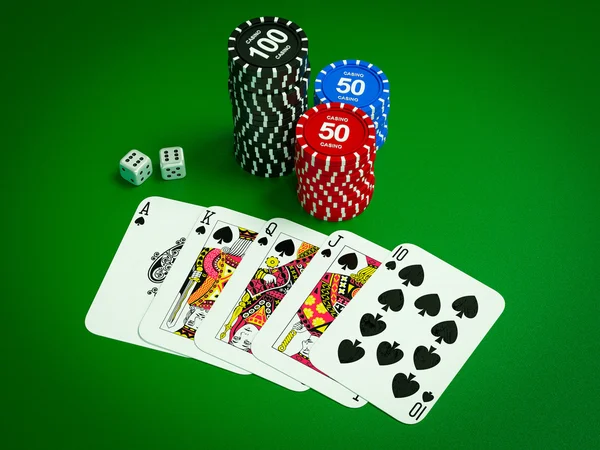 Карты и фишки для покера на зеленый стол Стоковое Изображение