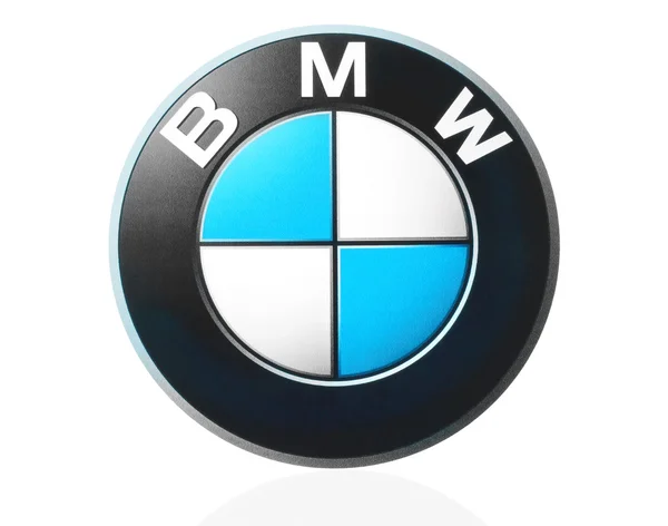 Логотип BMW на бумаге и на белом фоне — стоковое фото