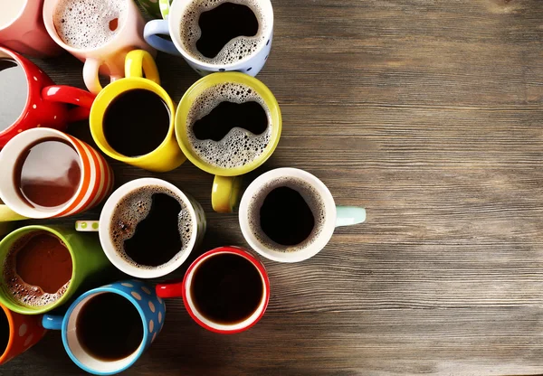 Многие чашки кофе на деревянных фоне — стоковое фото