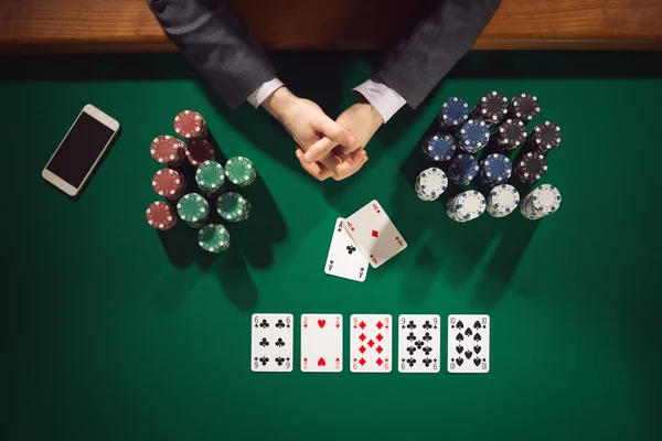 Игрок в покер руки с чипами стеки Стоковое Изображение