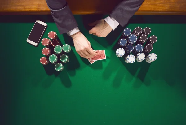 Игрок в покер с смартфон Лицензионные Стоковые Изображения