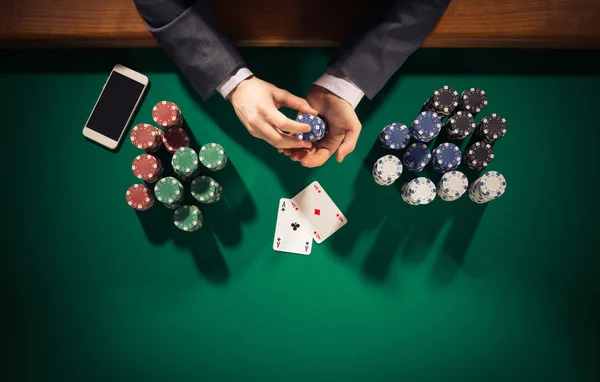 Игрок в покер с смартфон Стоковая Картинка