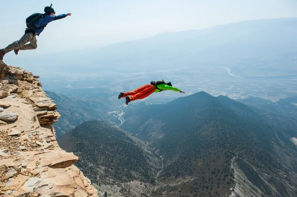 Base-Jumpers в горах — стоковое фото