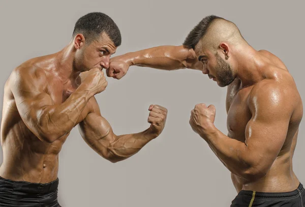 Два мышечных мужчин, борьба, культуристы перфорирования друг друга, обучение в единоборства, бокс, джиу джитсу и ММА — стоковое фото
