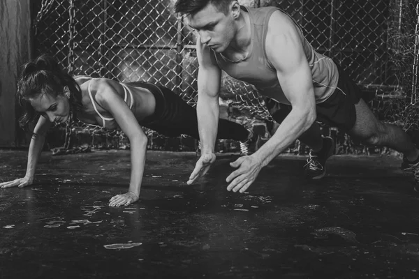 Спортсмены. подходит мужской тренер мужчины и женщины делают легкими похлопывающими отжимания взрывной силой, подготовка концепции crossfit фитнес тренировки прочности мощность — стоковое фото